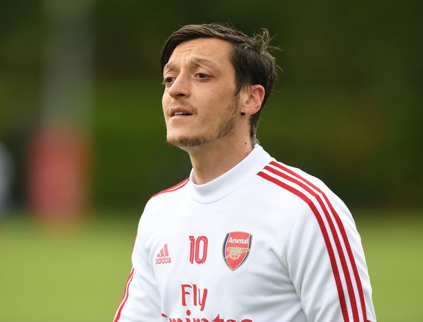 Mesut Oezil đã giã từ sự nghiệp bóng đá chuyên nghiệp 