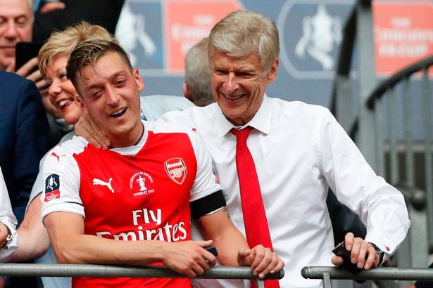 Mesut Ozil đã ký một hợp đồng mới chỉ vài tháng trước khi Arsene Wenger ra đi Mesut Ozil đã ký một hợp đồng mới chỉ vài tháng trước khi Arsene Wenger ra đi