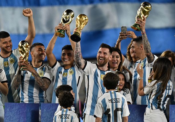 Mỗi cầu thủ Argentina được tặng một bản sao World Cup để ăn mừng