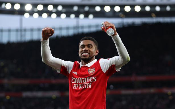 Reiss Nelson đã ghi một bàn thắng tuyệt đẹp ở phút 97 vào lưới Bournemouth để giúp Arsenal tiếp tục nỗ lực giành chức vô địch