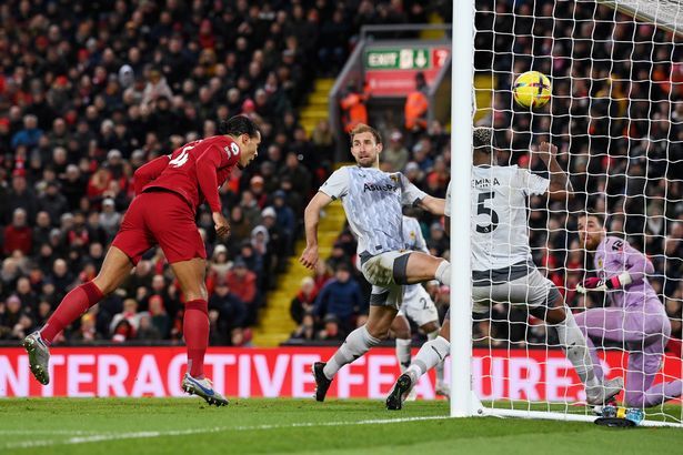 Van Dijk đánh đầu ghi bàn thắng quan trọng đầu tiên phá vỡ sự kháng cự của Wolves