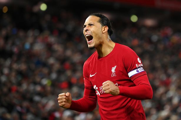 Virgil van Dijk ăn mừng bàn thắng vào lưới Wolves