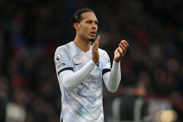 Virgil van Dijk chuẩn bị ra sân trong trận gặp Real Madrid 