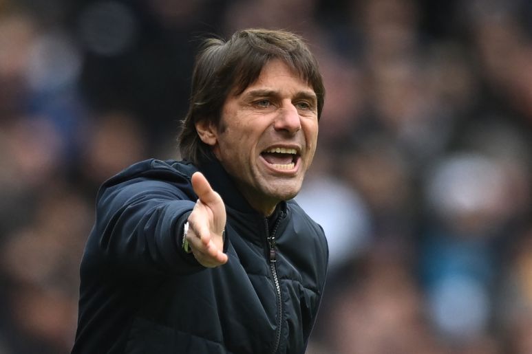 Antonio Conte gây hấn với các ngôi sao của Spurs