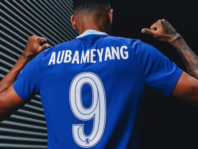 Pierre Emerick Aubameyang trở thành nạn nhân khi mặc chiếc áo số 9