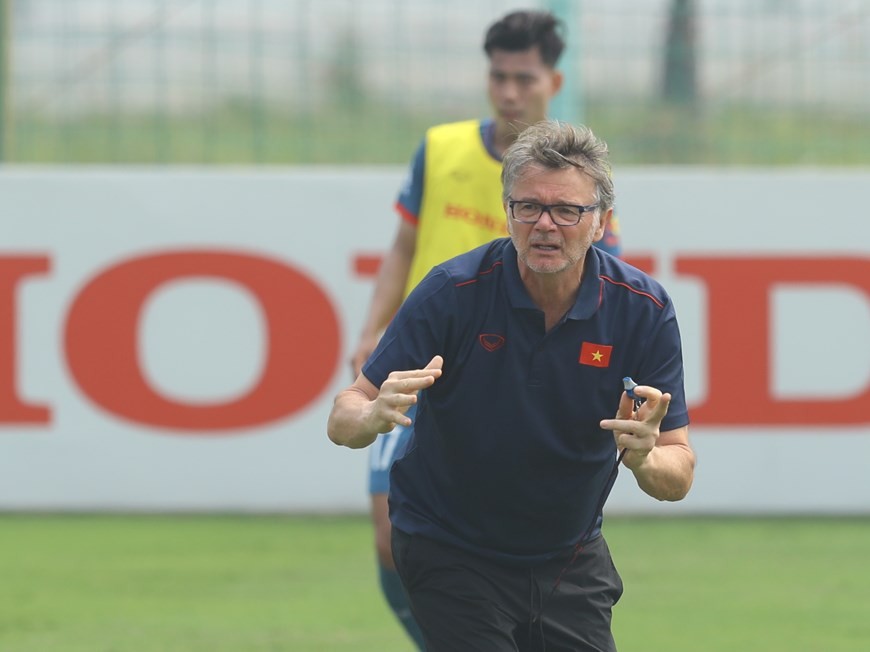 HLV Philippe Troussier làm mới khu vực kỹ thuật của ĐTVN với những người cộng tác thấu hiểu tuyển trẻ