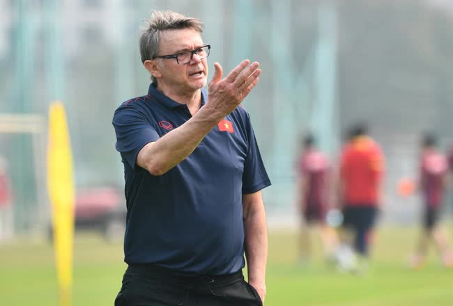 Dưới hướng dẫn của HLV Philippe Troussier, U23 Việt Nam đang thi phạm cho đàn anh tại ĐTVN