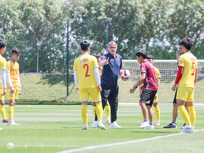 HLV Philippe Troussier quyết tâm “xốc lại tinh thần” cho U23 Việt Nam