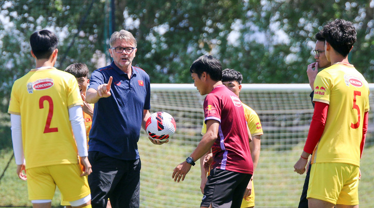 Thầy trò HLV Philippe Troussier tích cực rút kinh nghiệm sau những sai lầm nghiêm trọng với U23 Iraq