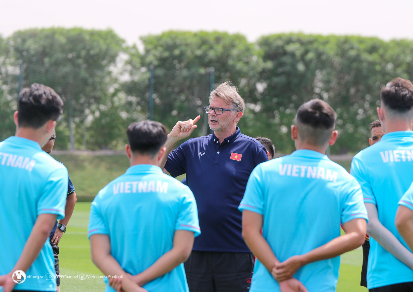 HLV Philippe Troussier rút ruột gan chia sẻ cùng cầu thủ U23 Việt Nam sau trận thua U23 Iraq