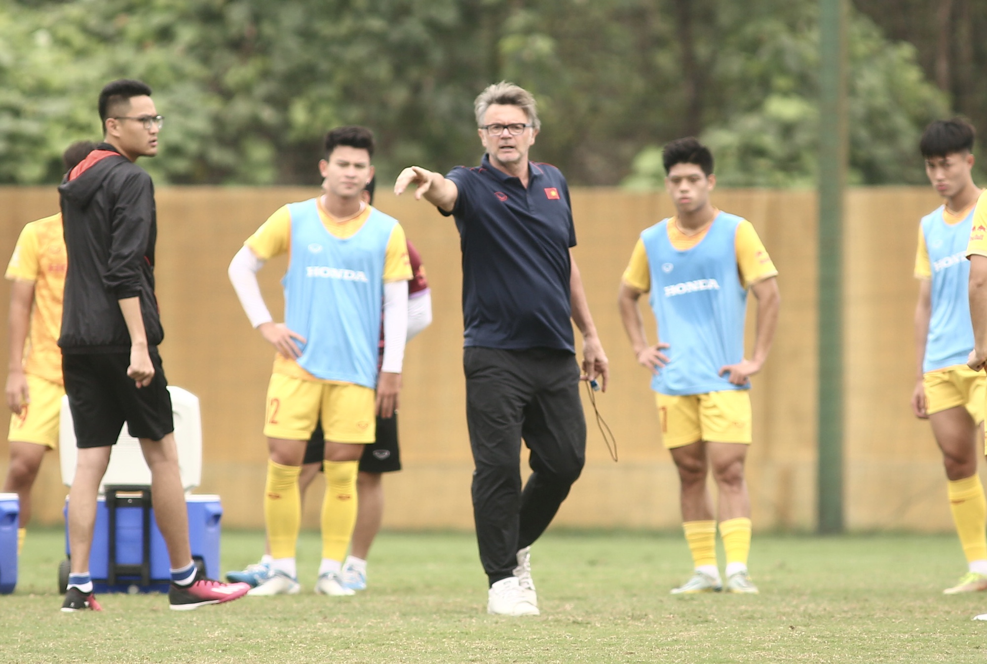 Thầy trò HLV Philippe Troussier trở lại sân tập để chuẩn bị cho cuộc đối đầu với U23 UAE