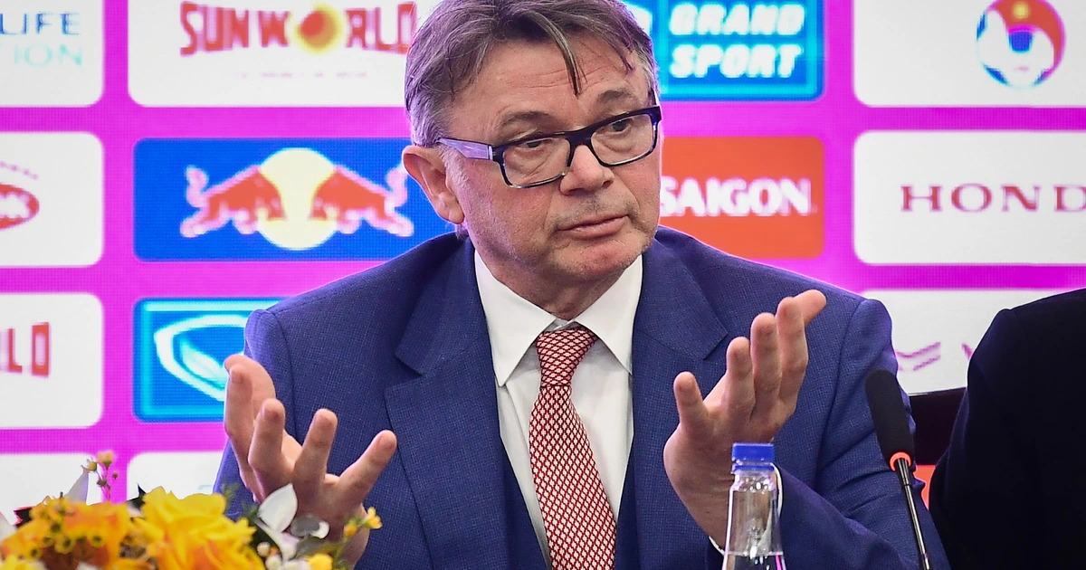 HLV Philippe Troussier nhận xét gì về sự khác biệt giữa tuyển Việt Nam và tuyển Nhật Bản