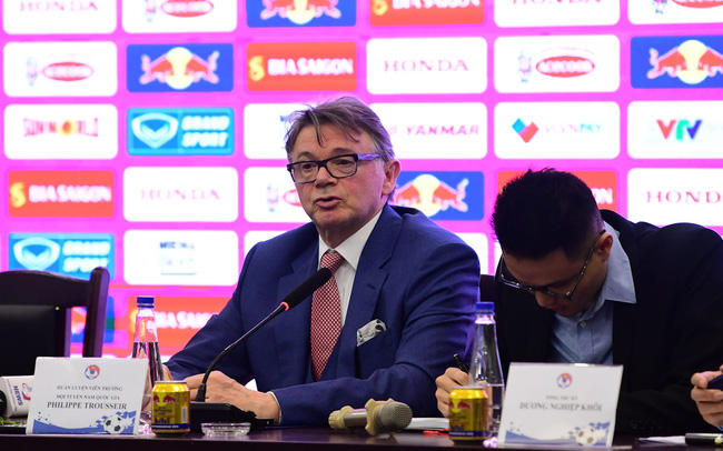 HLV Philippe Troussier nhận xét gì về sự khác biệt giữa tuyển Việt Nam và tuyển Nhật Bản