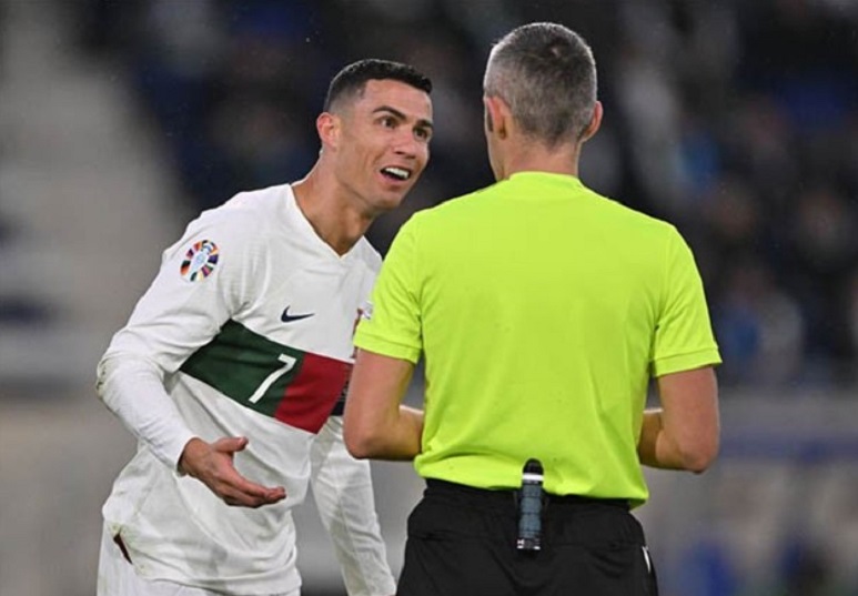 Ronaldo lĩnh thẻ phạt do pha ăn vạ thô thiển