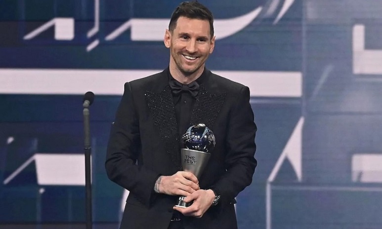 Messi chính thức vượt mặt Ronaldo về danh hiệu cá nhân