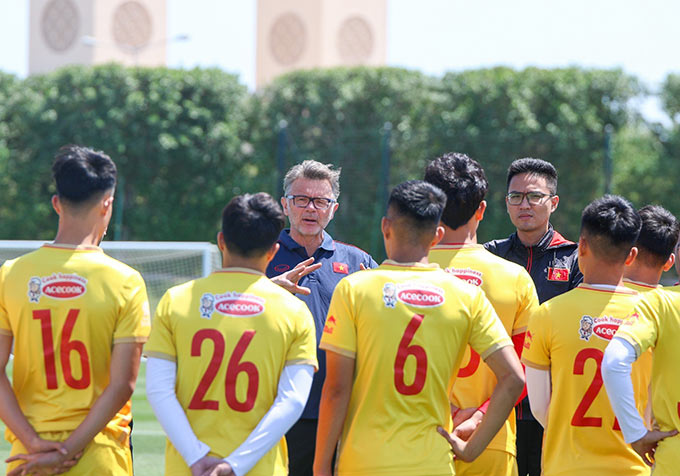 U23 Việt Nam: Ai sẽ là người được HLV Philippe Troussier đưa vào thay 2 cầu thủ bị thẻ đỏ?