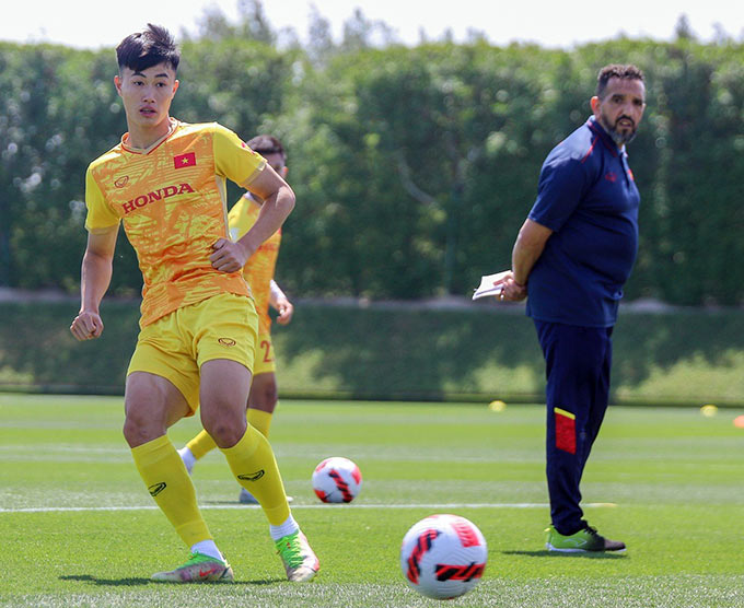 Thủ quân U23 Việt Nam HLV Philippe Troussier đã luôn động viên, an ủi toàn đội sau trận thua với U23 Iraq